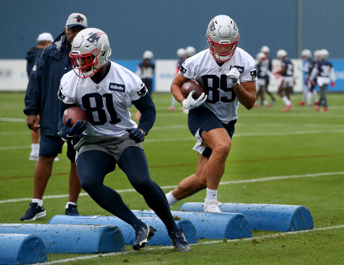 Patriots Jonnu Smith (81), Hunter Henry (85)